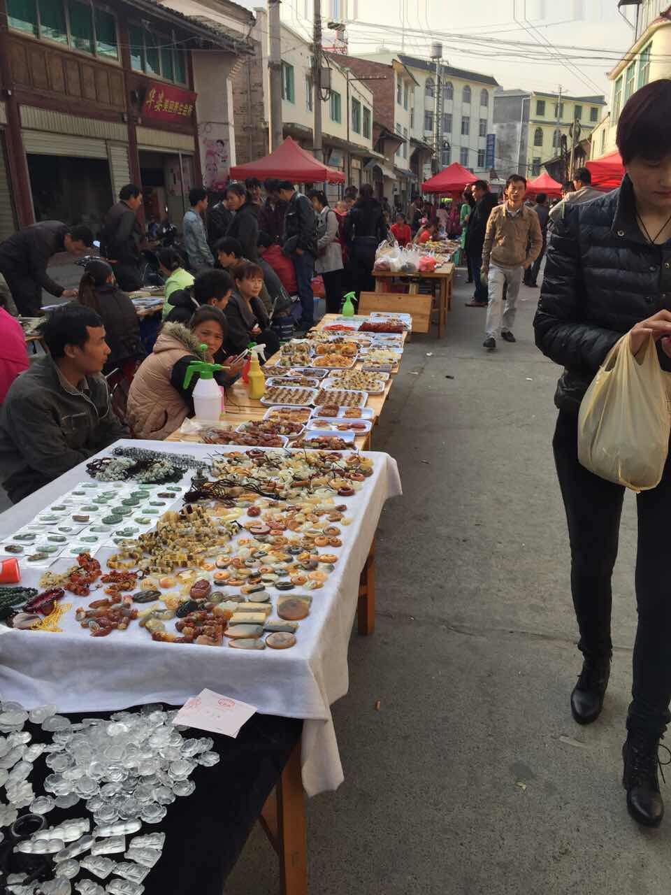 我妈在来我们这里摆摊卖玉石的小贩那里买了这样一个手把件,他说这是