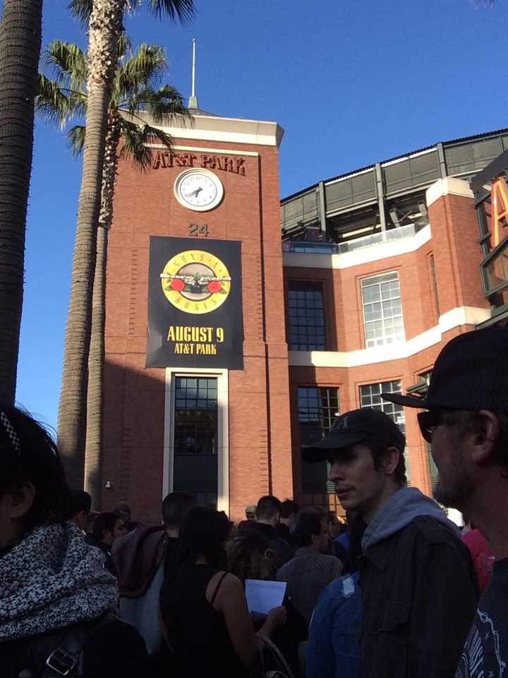 我每天循环枪花的时候,根本想不到能在有生之年见到活的slash和axl和d