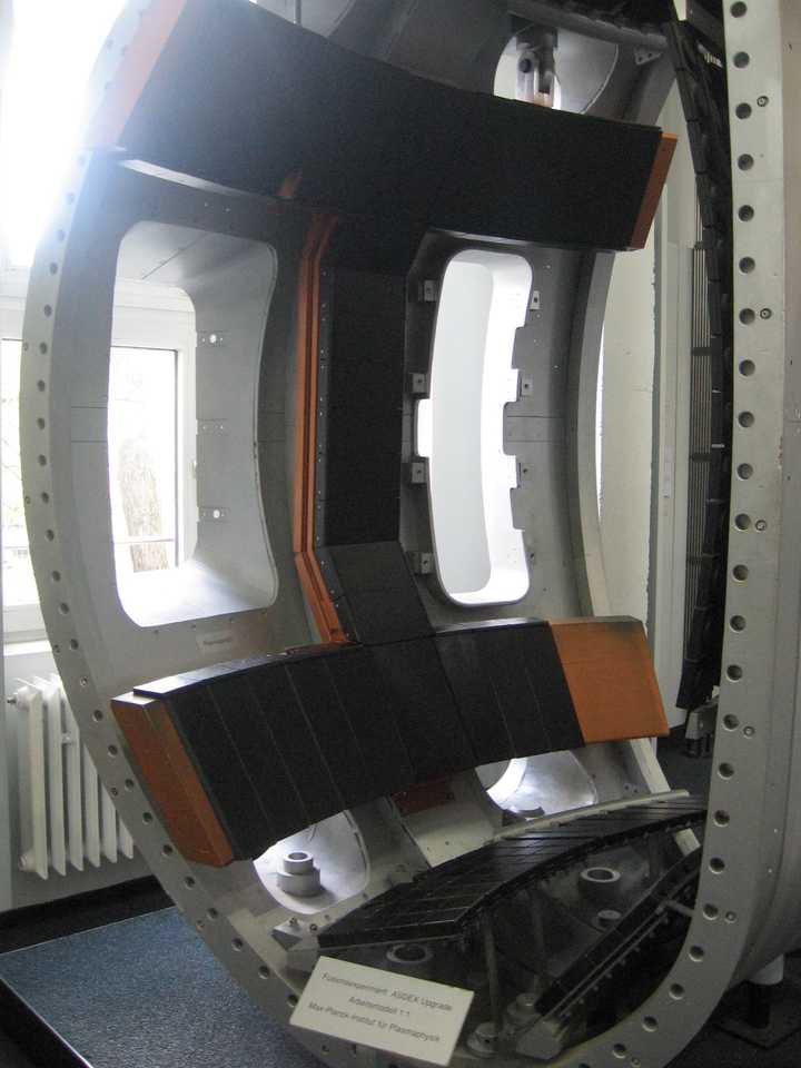 下图是物理馆的环形磁约束受控核聚变装置部分模型:(感谢  @黄周济