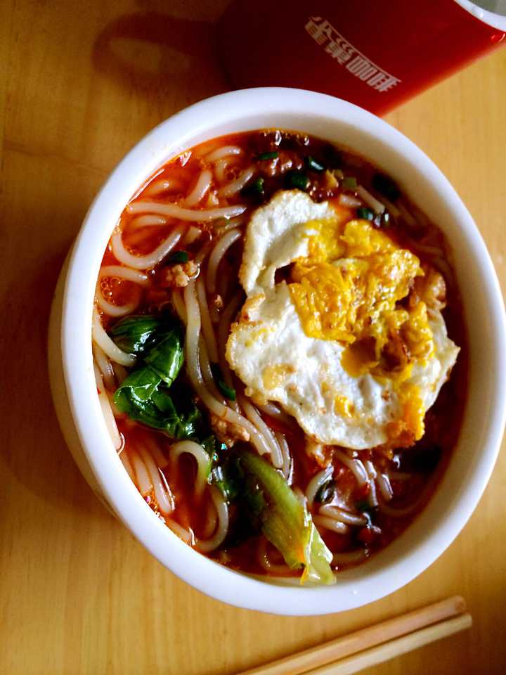接地气的汤粉～ 放了生菜叶,荷包蛋,瘦肉,葱段以及自家做的辣椒酱.