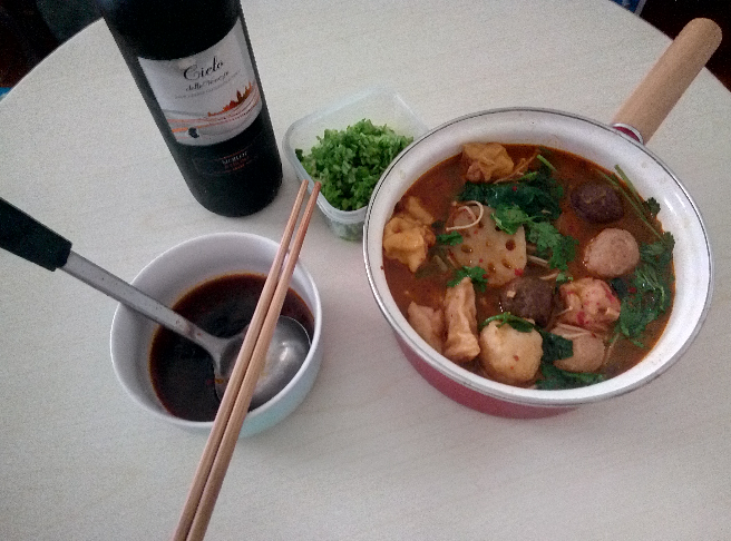 有人下雨天吹着空调一个人在家吃火锅么?