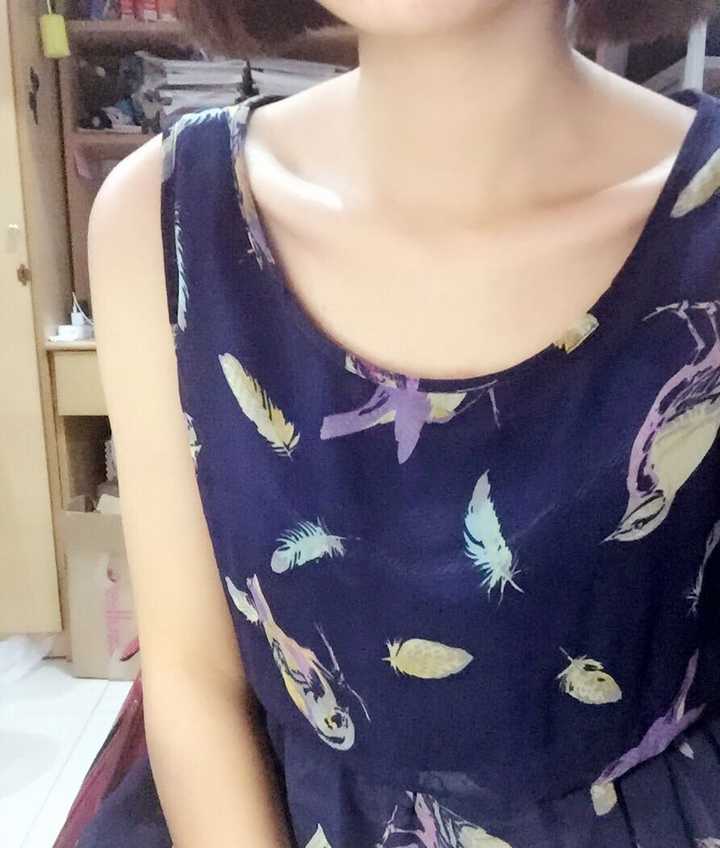 上面答案里说的不错 有锁骨大多平胸 so sad