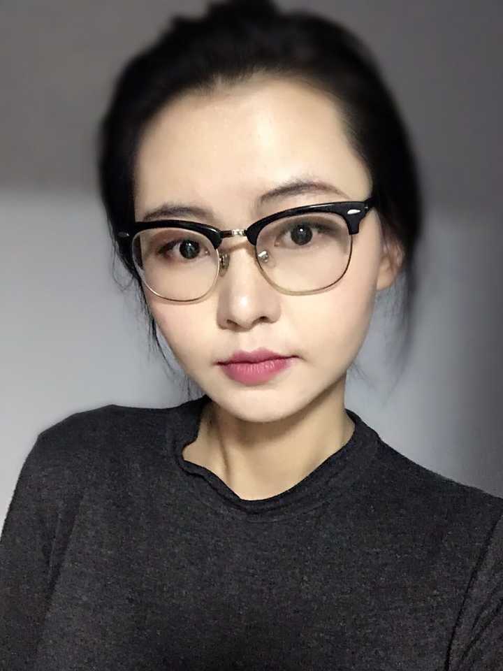 戴眼镜的女孩怎样自拍好看?