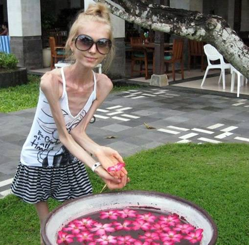 别拿些骷髅女的照片来吓人