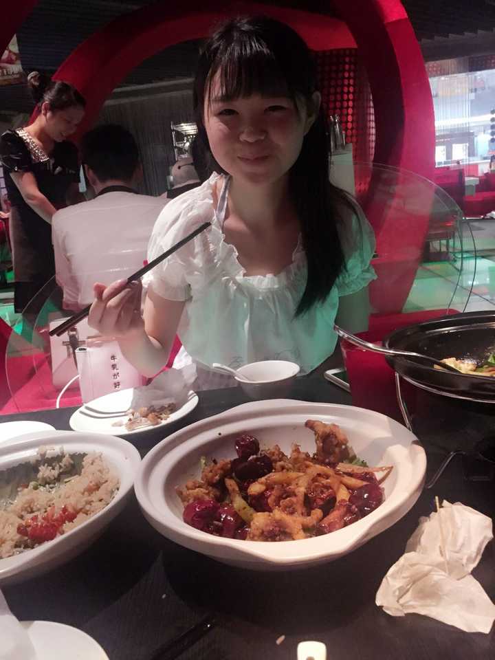 有一个爱吃肉的女朋友是怎样一种体验?