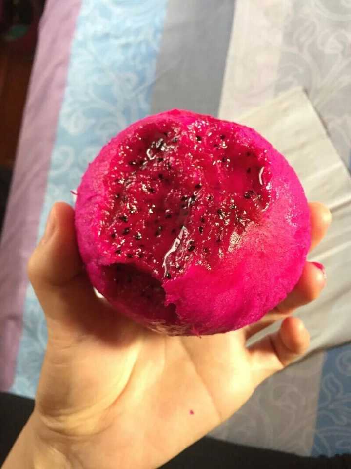 这火龙果切开后怎么是这种颜色?