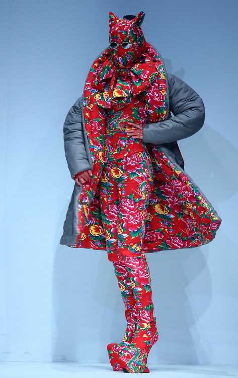 套路一:把模特包起来! 这种全身包的像木乃伊一样!