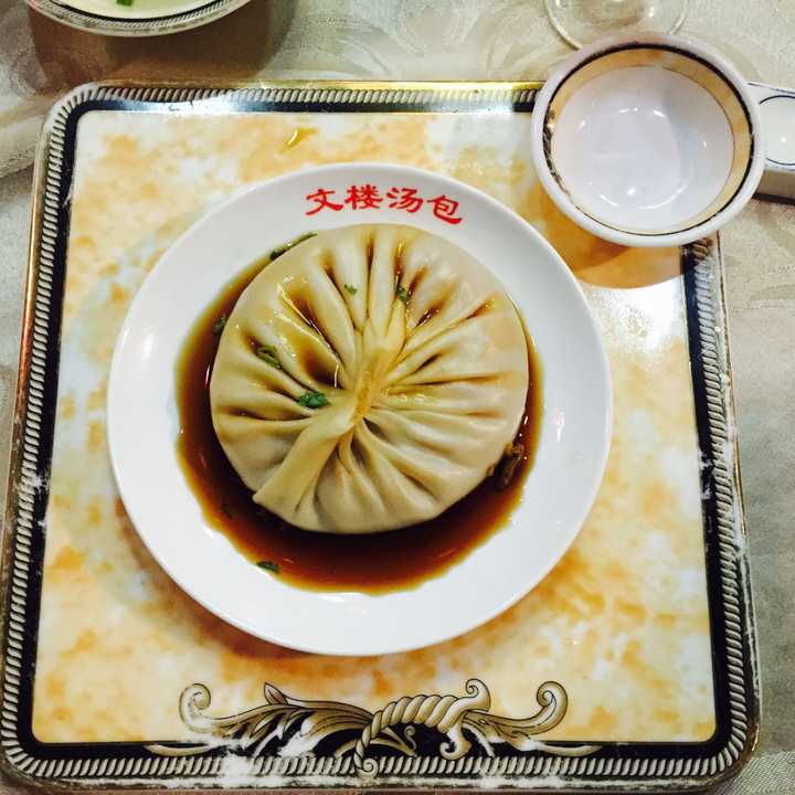 首先,如果想去正规一点的饭店品尝淮扬菜,淮安宾馆,文楼饭店的都不错.