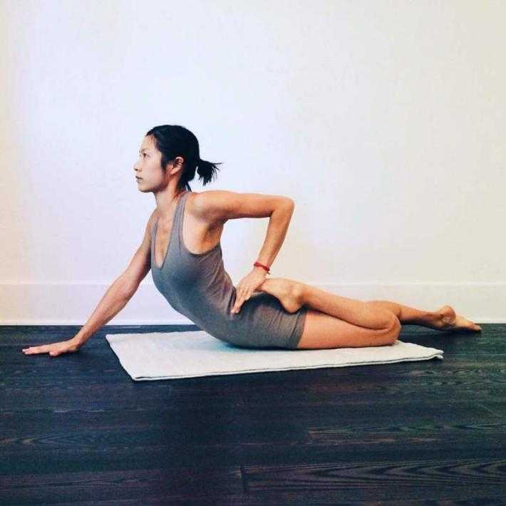 可以的话,再做这个腹股沟完全压在地上的半蛙式.