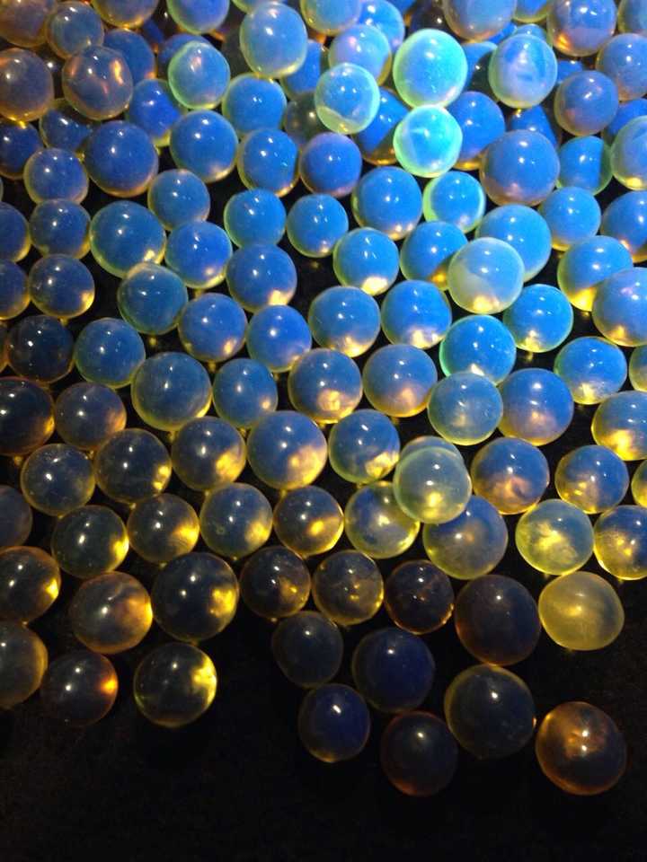 真正的蓝珀并不是在自然光下就是蓝色的,你图中的根本之前塑料制品