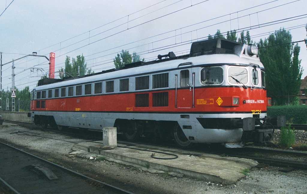 然后柴油车的时速纪录, 是@猴小贱里面提到的tep80,这是一台柴电车