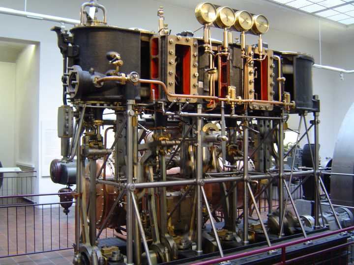 里面从蒸汽机到燃气机陈列了发动机史上每一个重要型号的模型