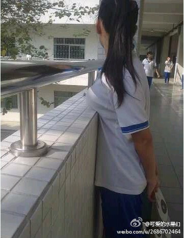 职业女性是否会把胸部放在桌子上,更省力?