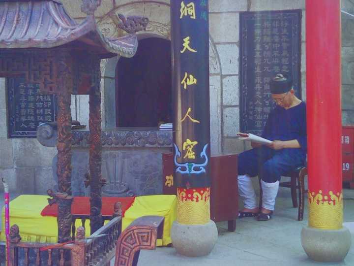 华山脚下道观里的道士   周围很吵人很多 让我想起一句话大隐隐于市