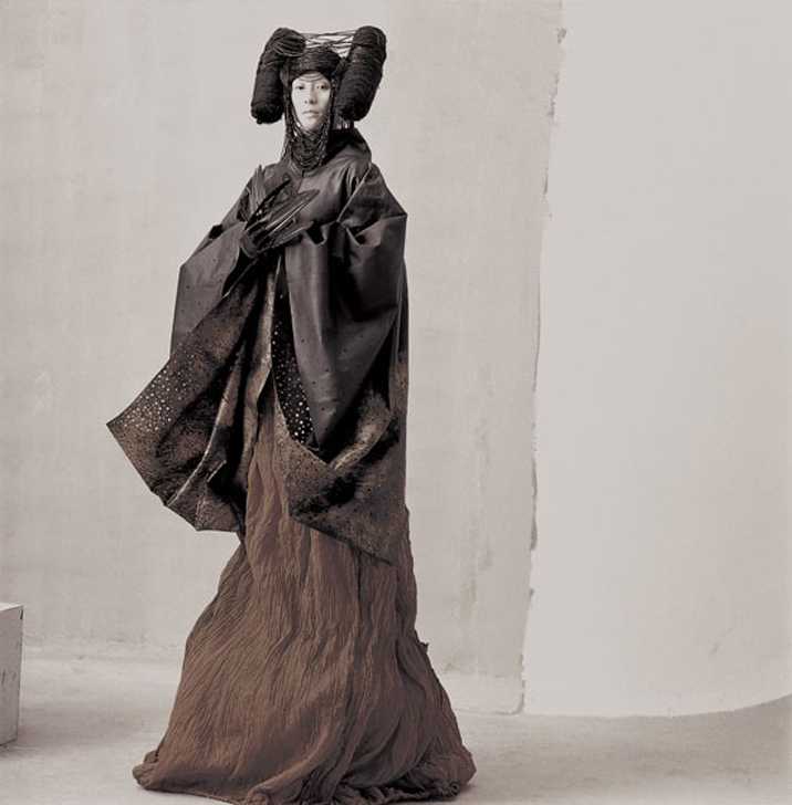 甚至这种充满想象,魔幻感的服装,也不妨碍从中品味出中国.