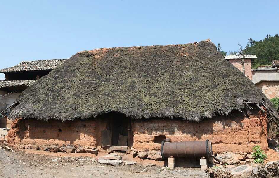 下图是云南普洱的农村的房屋,注意不是废弃的房子,里面里还有人住