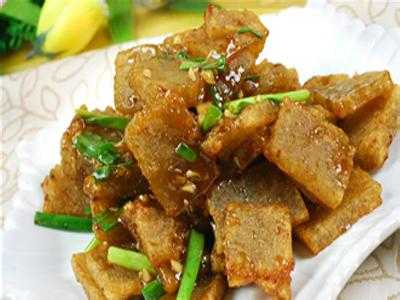 皮渣_用粉条配以海米,葱花,蒜片,姜末,猪油,加水搅拌蒸制而成,可煎可