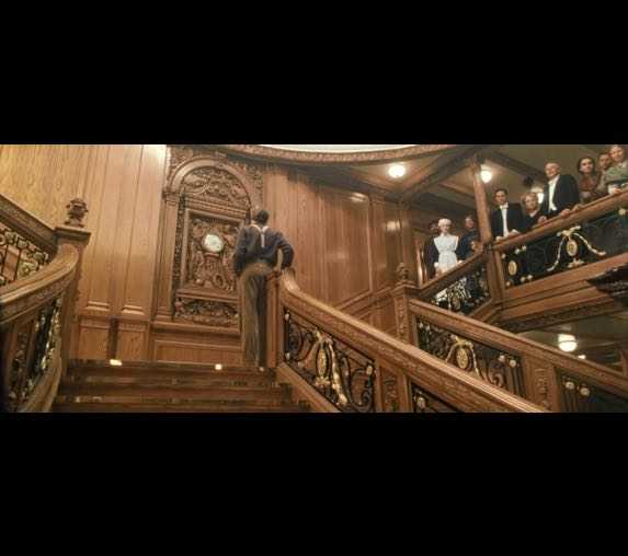 怪不得当年那么多人迷莱昂纳多 帅气背影,即使没有礼服的装扮一样帅!