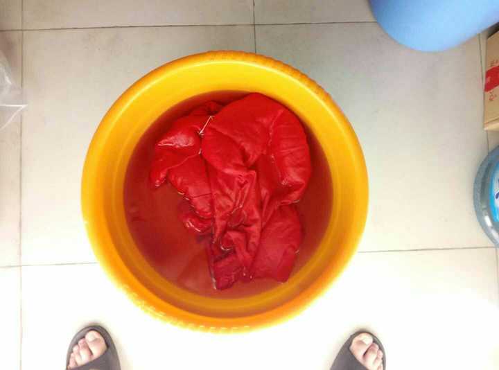 红色的衣服居然掉色! 血红色掉色!