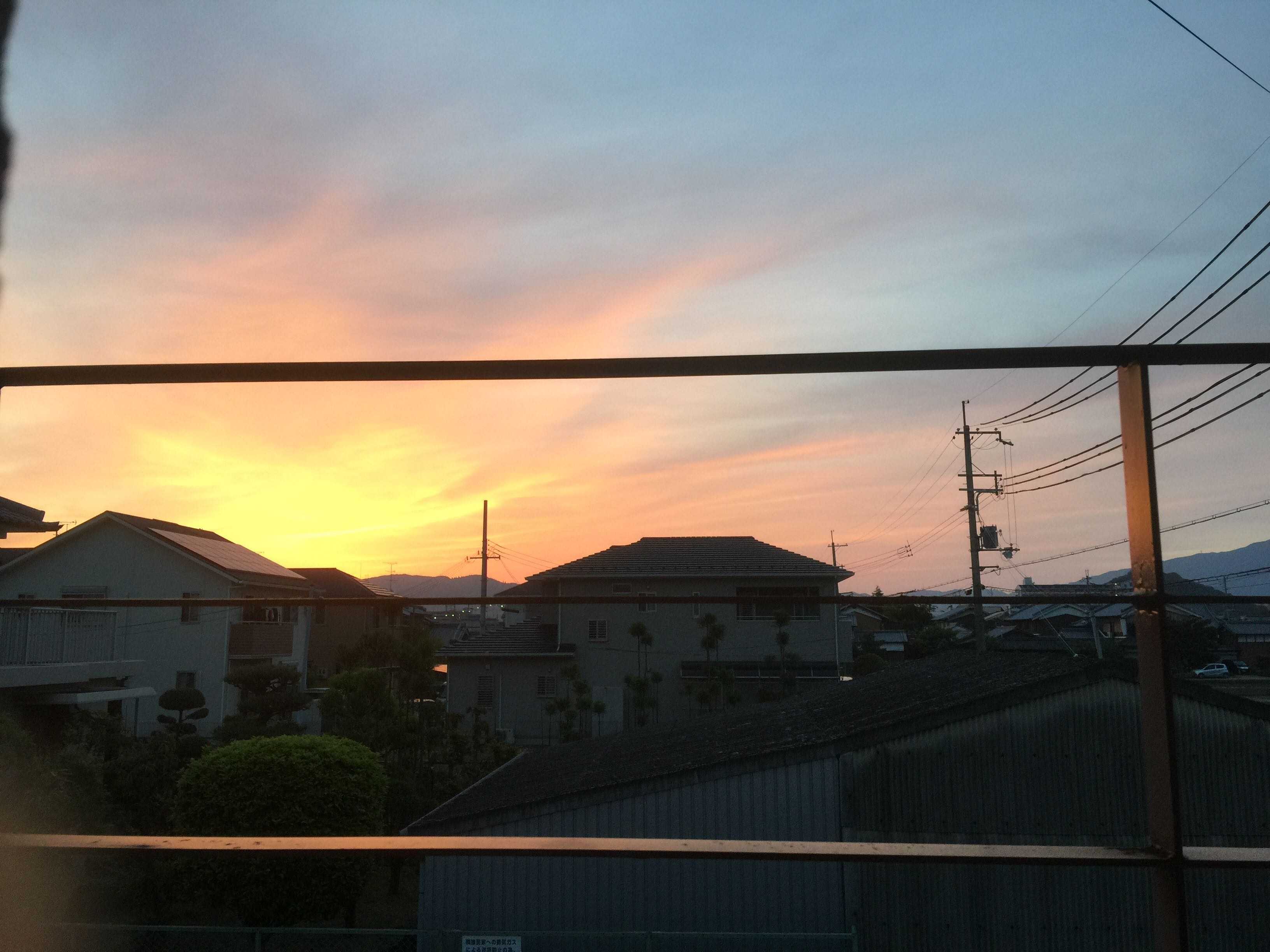 四点多快五点时发现外面有光透进来,原来天亮了.