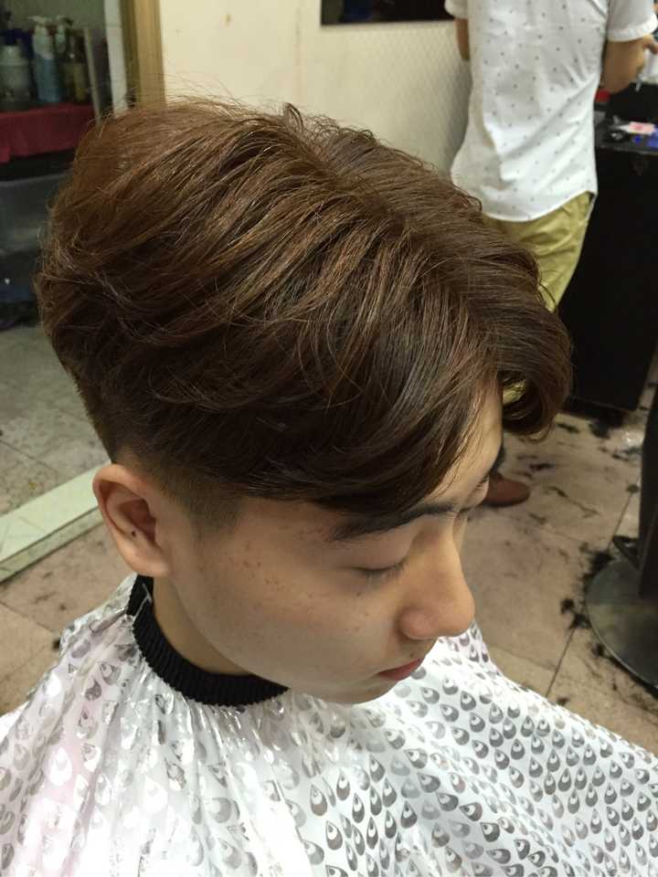 发型师 3 人赞同了该回答 上面几张中分发型,主要刘海区域的头发要到