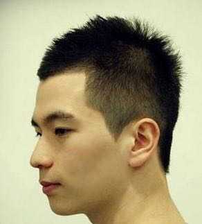 这种发型叫做子弹头,也就是头顶留长,两边还是平头的长度.