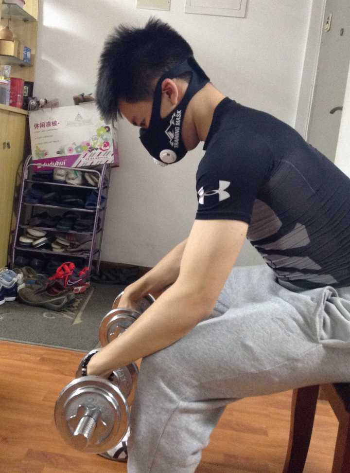 如何利用一对 3 公斤的哑铃,仰卧起坐和俯卧撑在家锻炼?