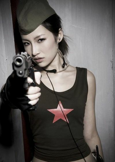 你见过最美的美女持枪图?