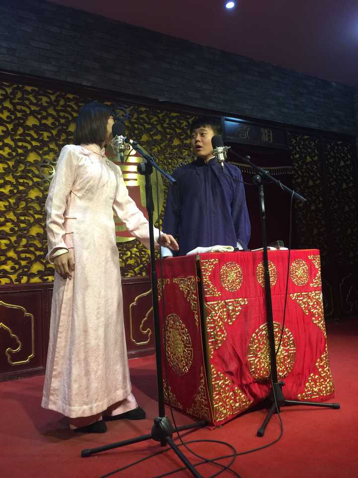 女性相声演员应该穿什么演出?