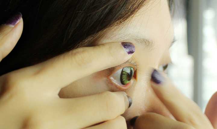 摘下隐形眼睛干怎么办，摘下隐形眼镜后眼睛有异物感