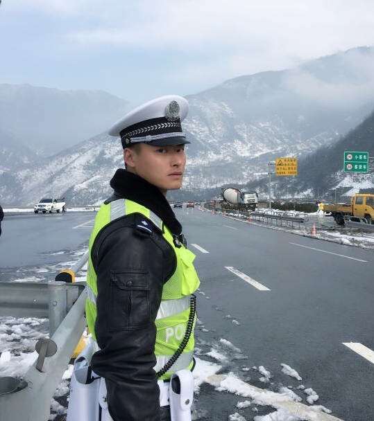 发两位我们四川交警的照片