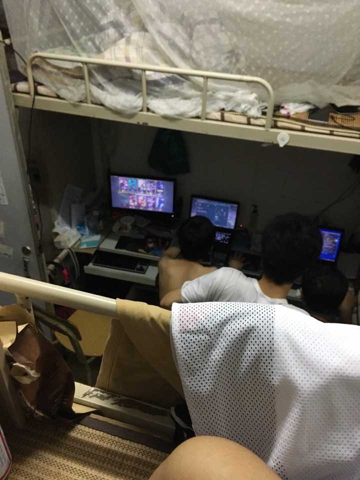 上专业课的时候在玩手机或睡觉,回宿舍的时间里都是在玩电脑或手机,打