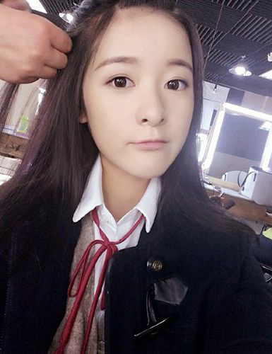 然后说到张语格,张语格可惜了. 我找了几张当红鲜肉女演