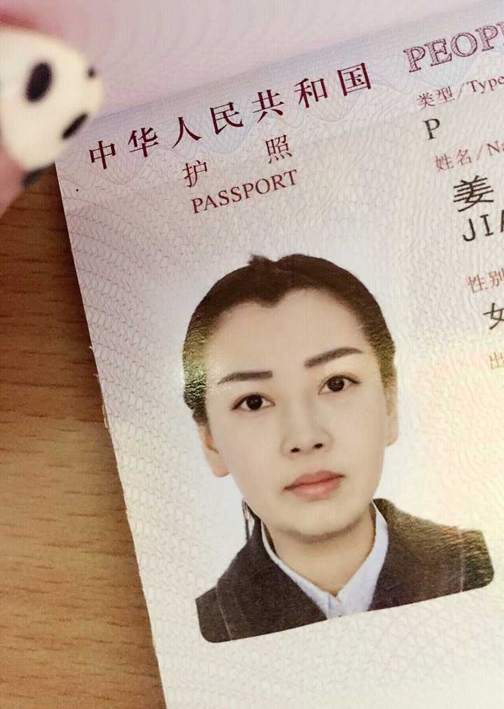 手持护照本人照片图片