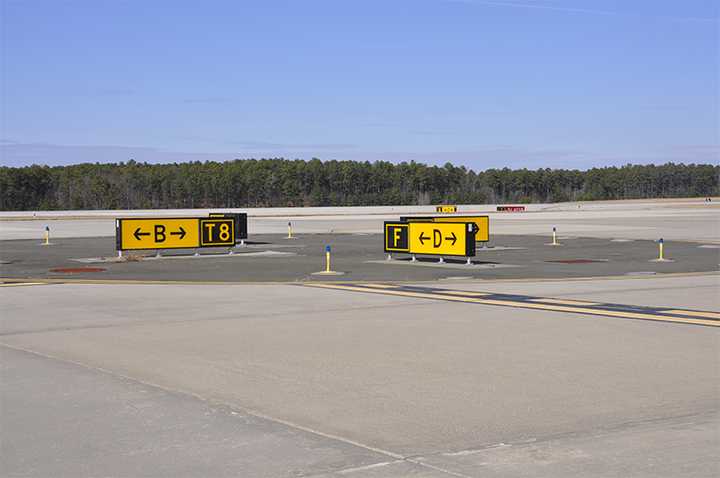 飞机落地后飞行员是如何知道滑行到特定的停机坪?