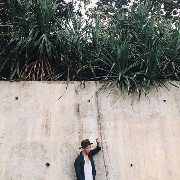 不同的构图 侧面 低头沉思