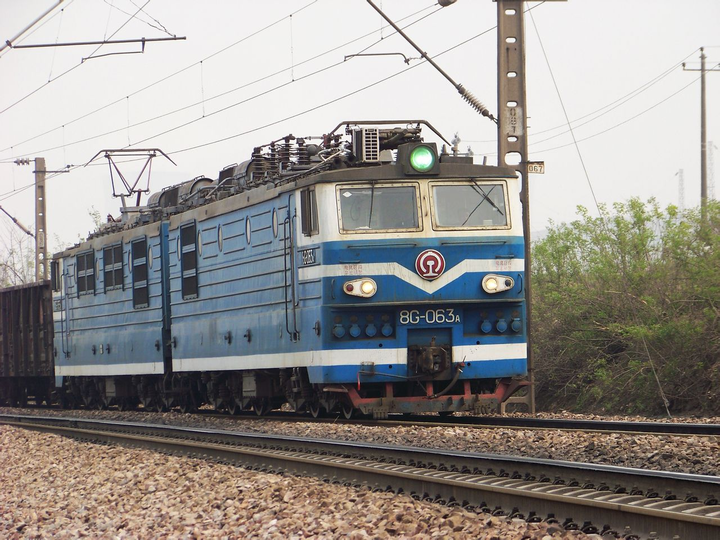 已经退役的韶山1型电力机车 太(古)岚线上的客车水牌