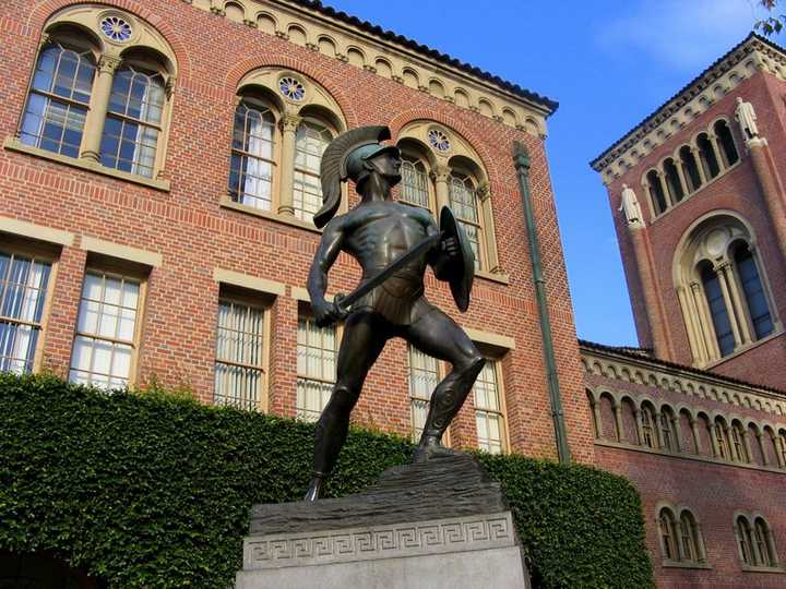 每年同城德比(usc vs ucla)前,都会把trojan保护起来,如下图