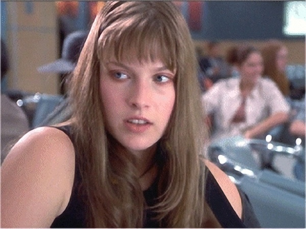 《死神来了》女主,邻家大姐姐的感觉.好喜欢她的发型和兔牙.