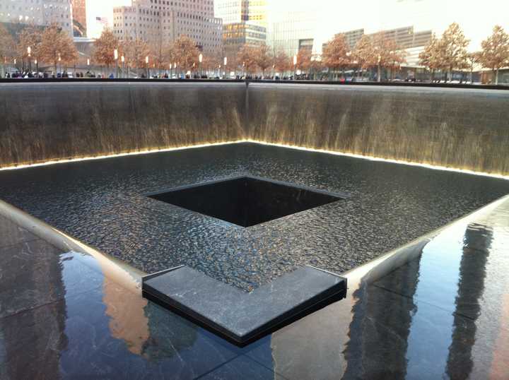 911 归零地,彼得·沃克设计 ★★★★★ 在建筑原址上两个巨大的空洞.