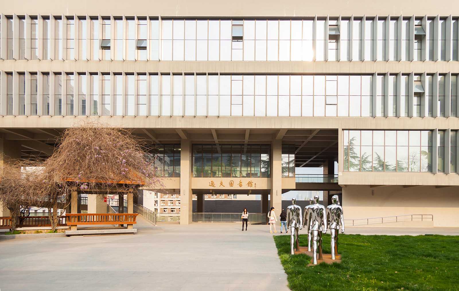 学校:南京艺术学院,已经毕业三年,专业:美术学!没听说过?正常.