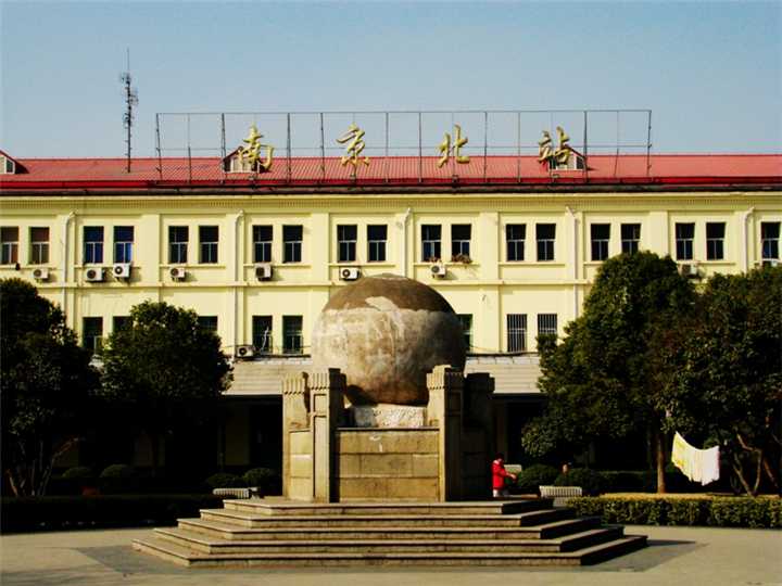 南京浦口火车站和南京西站,这两个火车站隔江相望.