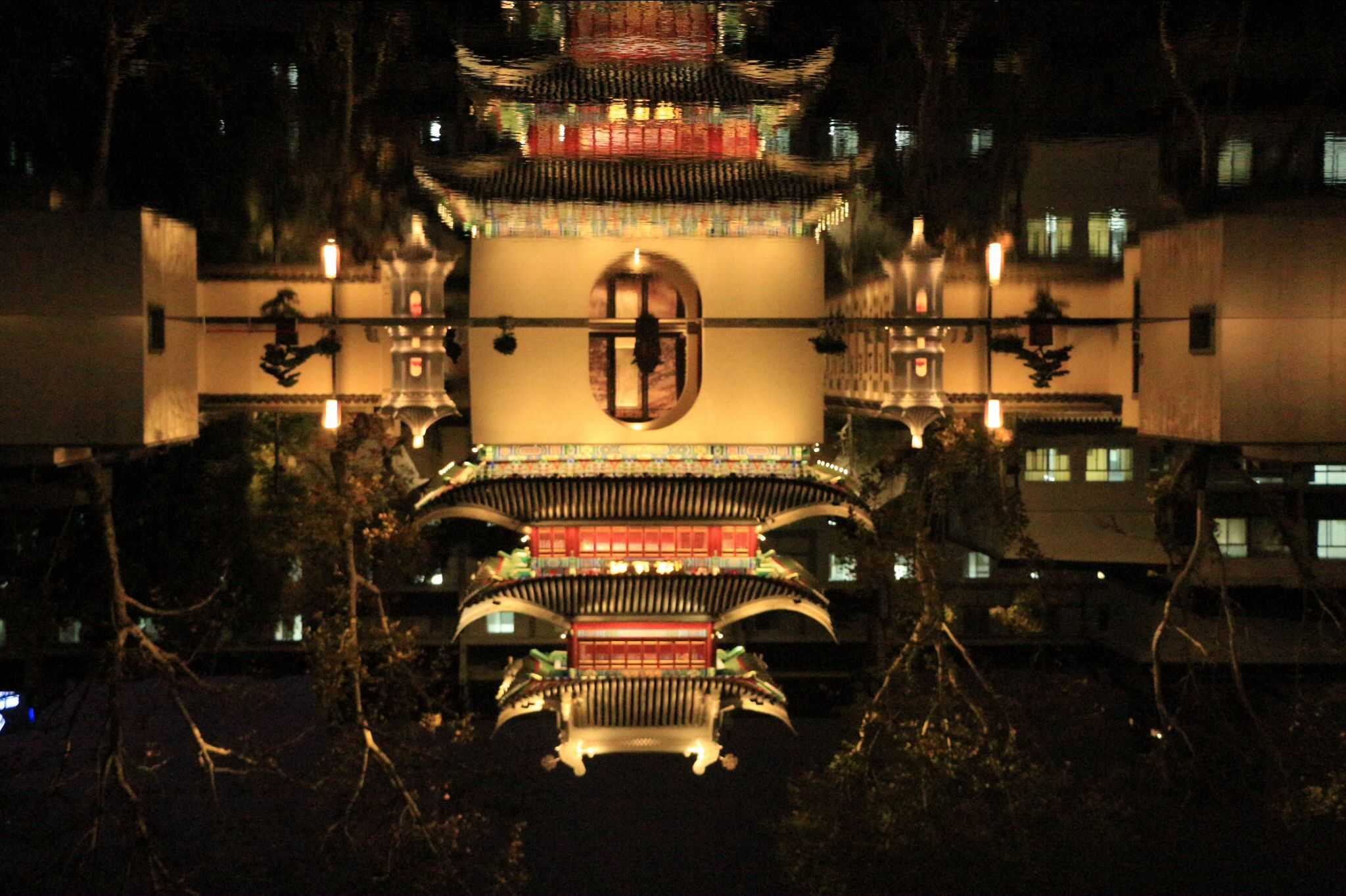 水平方有个女仆餐厅,坐地铁一号线三山街下;地点二,地铁二号线大行宫