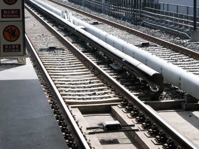 下图罩子里面就是第三轨,这是地铁里最危险的地方!