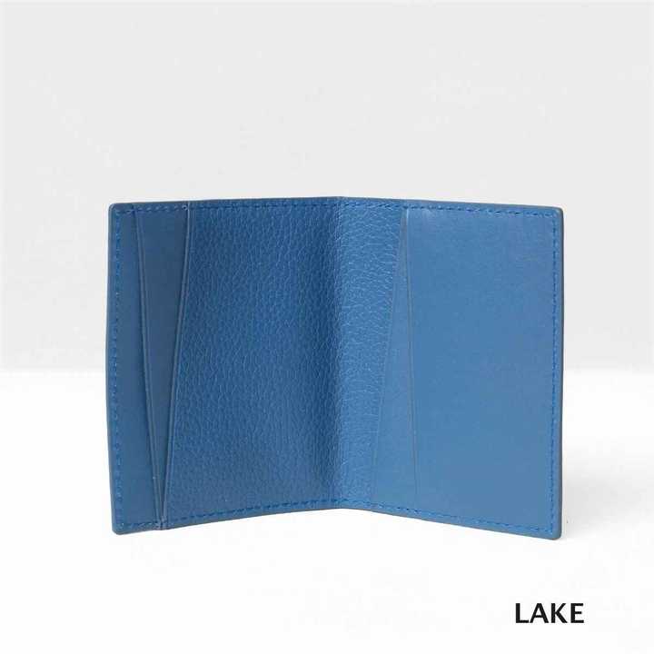 湖蓝色配夏天 外表简洁,内部的卡位非常有设计感,放上两三张卡,几张