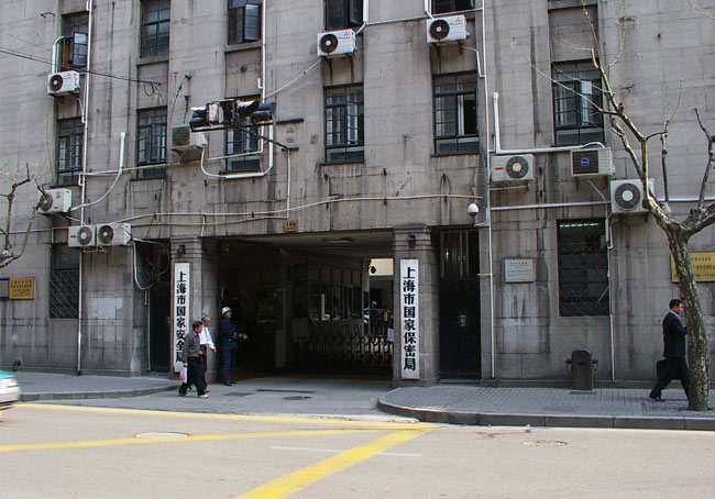 而浦东陆家嘴的路那么宽,完全没有全境封锁的感觉.