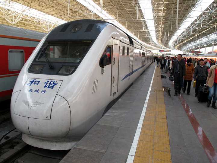 现在的火车的动力是什么,靠电还是煤,动车组和普通列车的动力系统有何