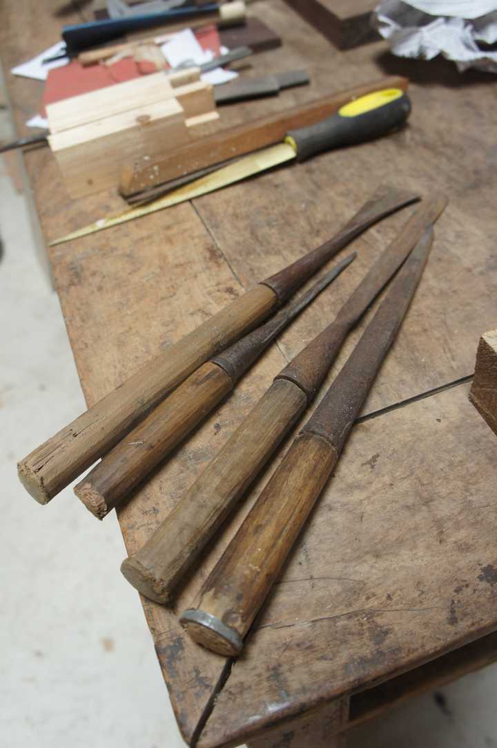 5,凿子 有各种宽窄厚薄尺寸,用于凿孔.