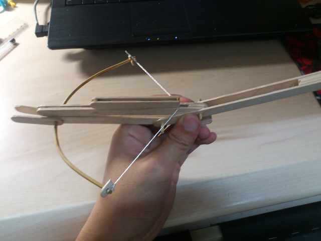 (前面的两个木片是为了让弩上弦来回移动时不发生偏移)不知道为什么