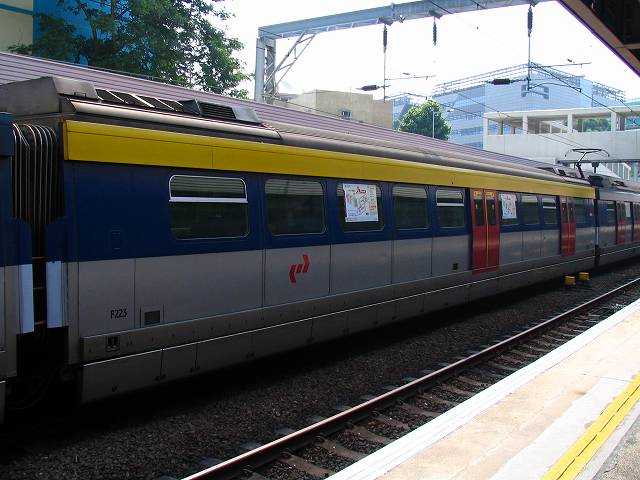 地铁站设计的时候,会将每站的出入口位置对应不同车厢,来防止某个车厢